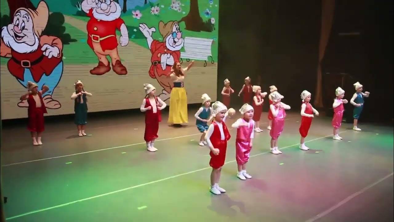 танец самые большие гномики. танец гномиков. танец гномы школа 2065. танец гнома. гномы танец.
