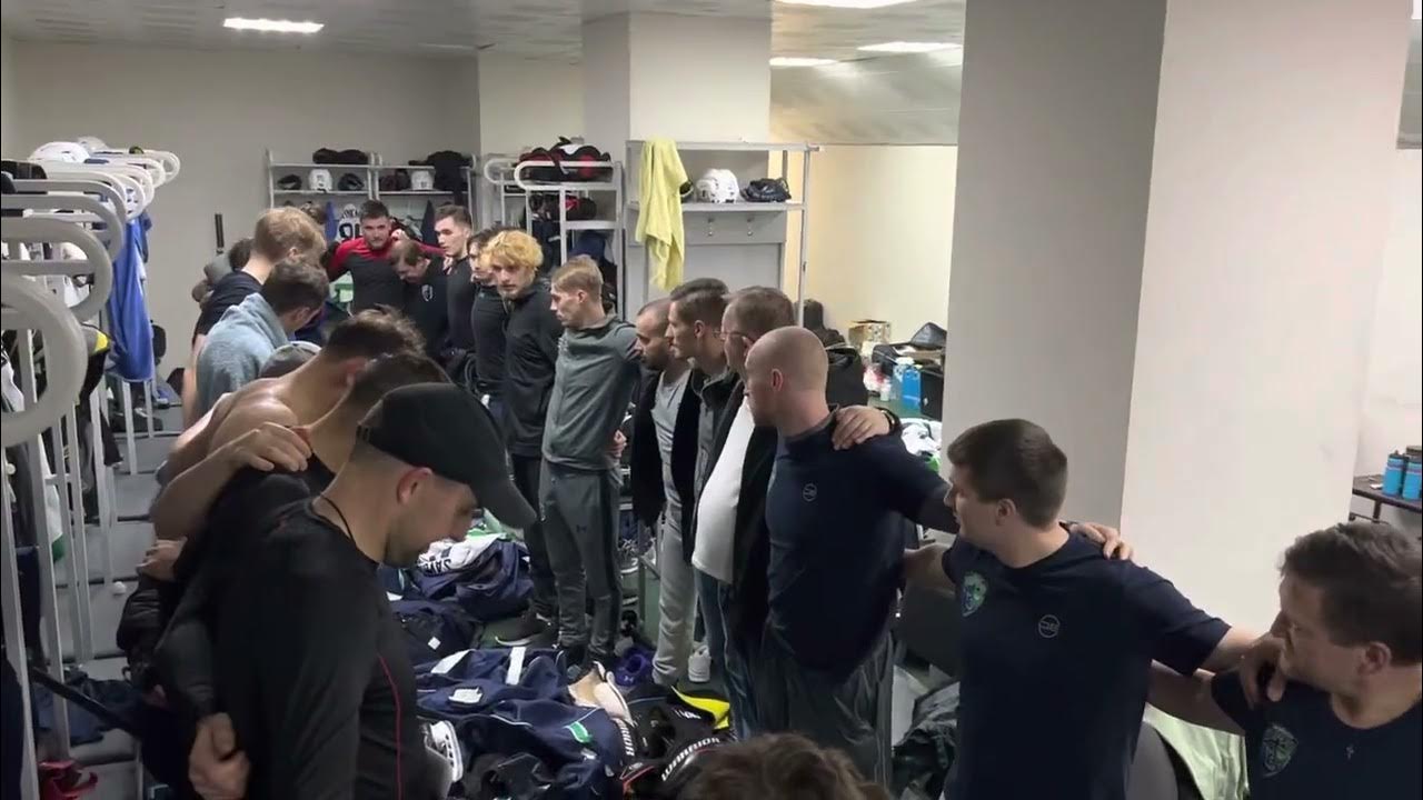 В раздевалке детской хоккейной команды