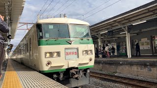 185系B6編成特急185の回送列車が伊東駅を警笛鳴らしながら発車！