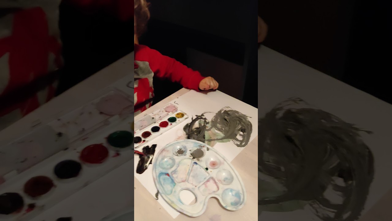 Alb cu negru da gri.Micul pictor, Alex(2 ani și 8 luni) învață despre culoarea gri.17 martie2021l