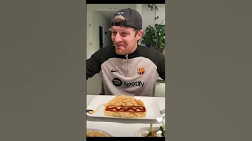 Enzo Knol Laat Zien Hoe Hij Een Pannenkoek Maakt 