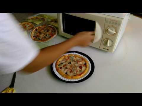 วีดีโอ: วิธีทำพิซซ่าที่ซื้อจากร้านแช่แข็ง