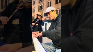 Je joue du piano avec une violoniste dans les rues de Rouen magnifique moment