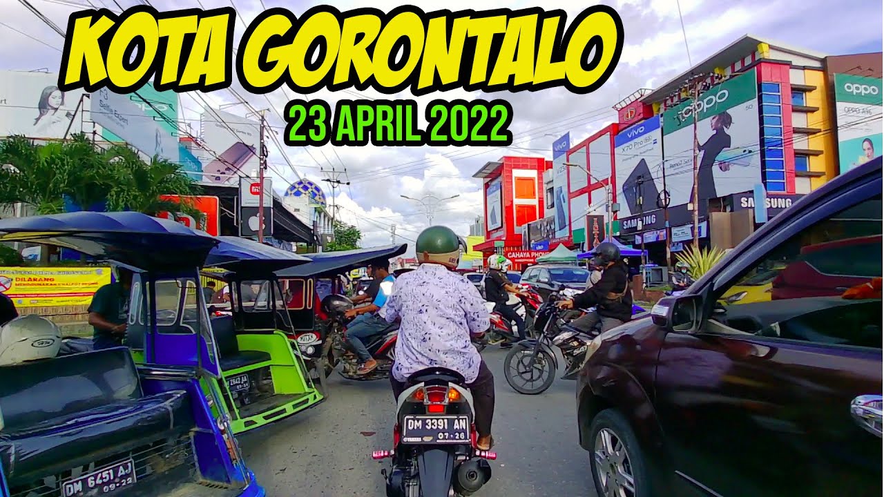 Suasana Pusat Perbelanjaan di Kota Gorontalo Pada Sore Hari