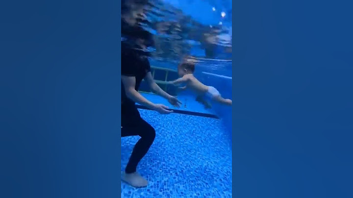 أصغر طفل يعرف كيف يسبح جميل