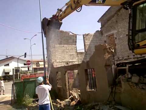Demolizione di una vecchia casa con cat 320 4/6 youtube Costo demolizione casa