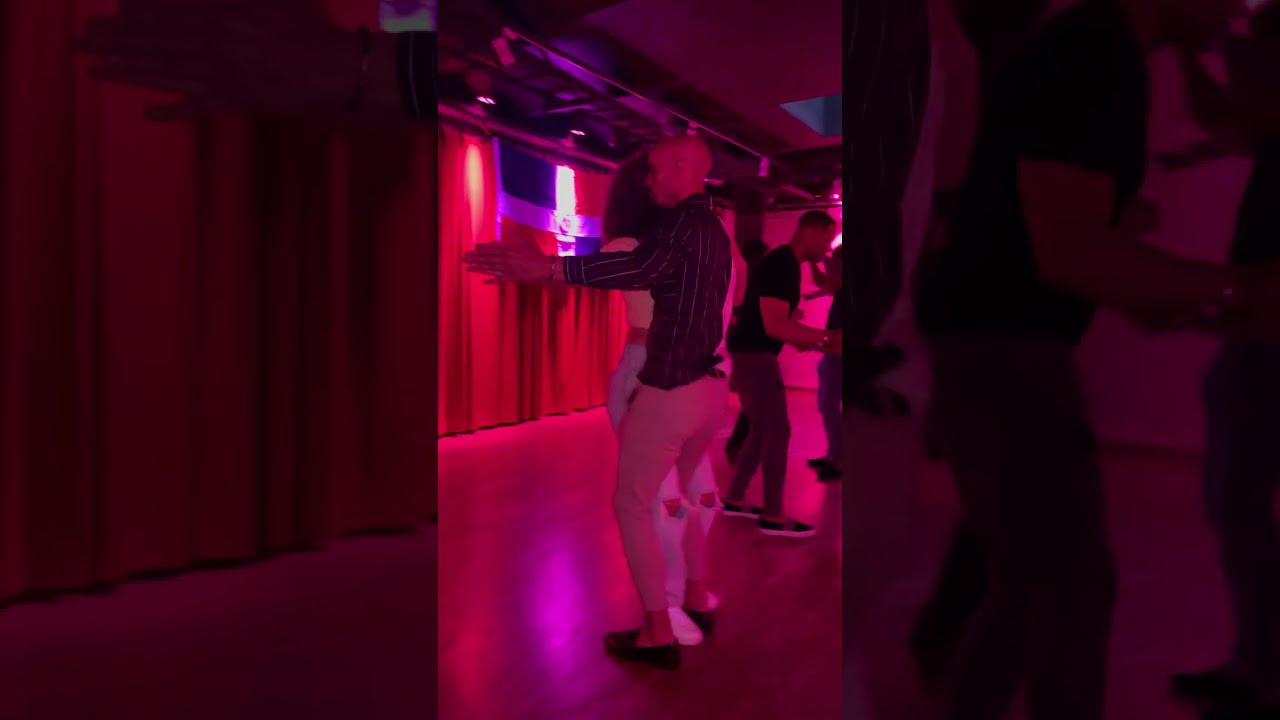 Dominicanos bailando merengue típico