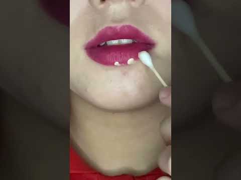 Видео: 5 способов сделать собственный макияж губ