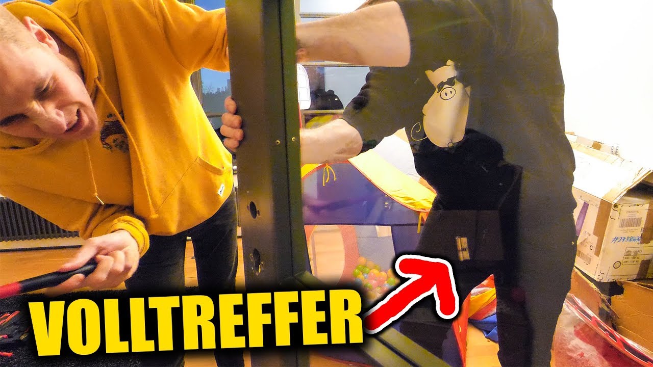 Volle Kanne in die Eier.