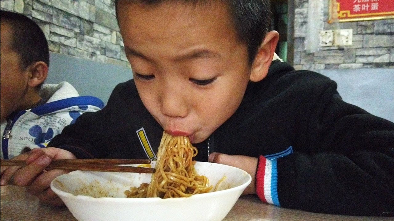 农村儿媳带孩子下馆子，一人一大碗拌面，全吃光了，真香