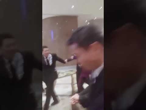 洪尧本人笑嘻嘻但是保镖装逼 Hong Yao laughs, but the bodyguard is forced.