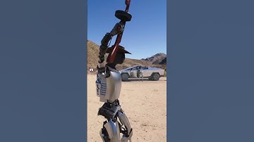 Ele aprendeu a anda e agora sabe atirar #robot #shorts #tesla