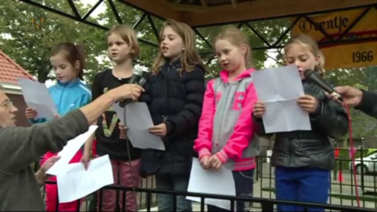 Kiosk speeltoestellen en trapveld in Oventje