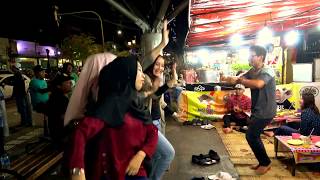 JOGET PENGUNJUNG LESEHAN MALIOBORO -- GEMU FA MI RE (LAGU MAUMERE) -- ASTRO ACOUSTIC MALIOBORO YOGYA