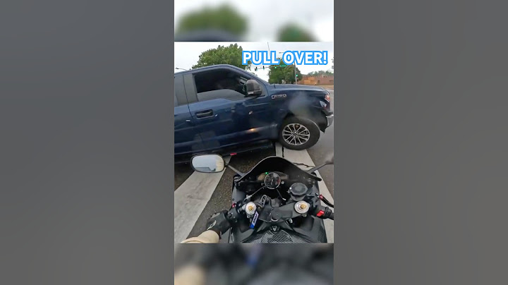 This cop cuts in front of a biker so he can’t run 😱 @Blackedoutbiker