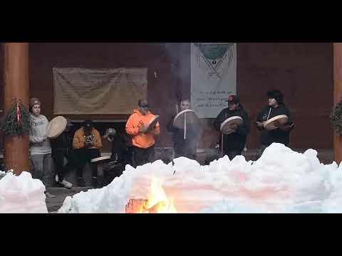 "Gómó Shíh - Women's Song" Eyeli Sechea Dene Drummers (FNFN)
