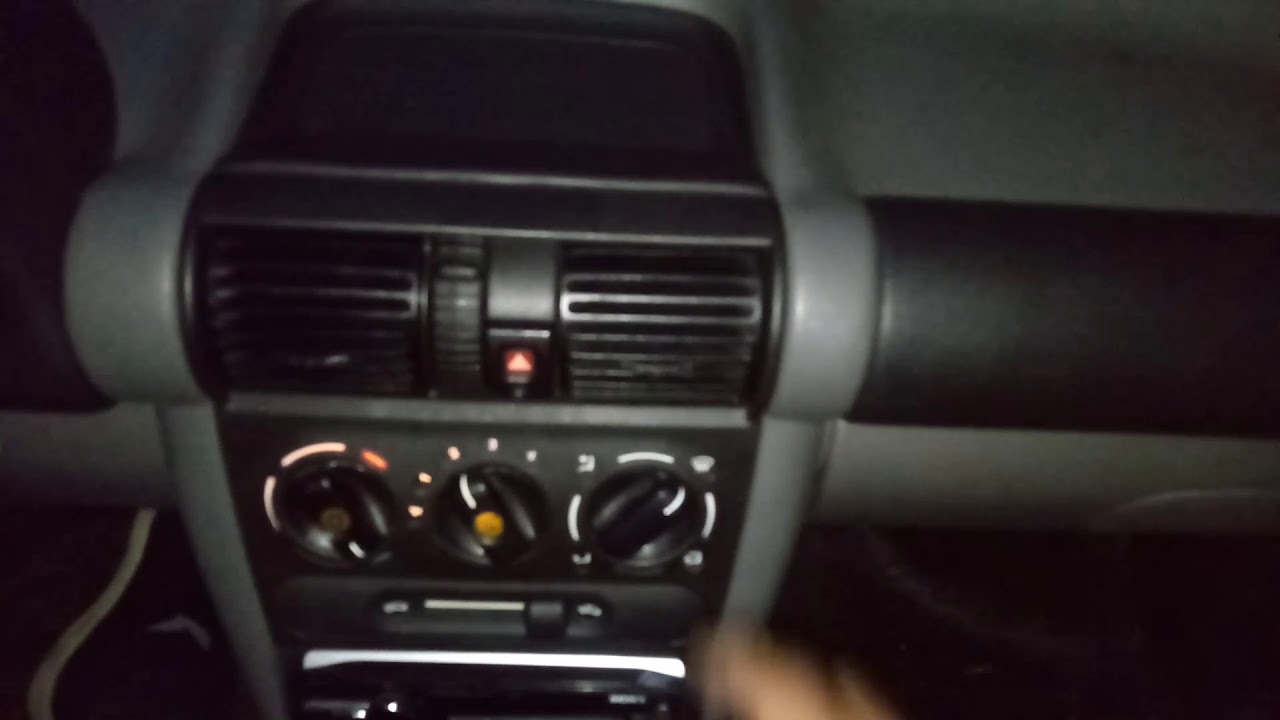 Soltar painel de comandos do ar condicionado e ar quente do Corsa ...