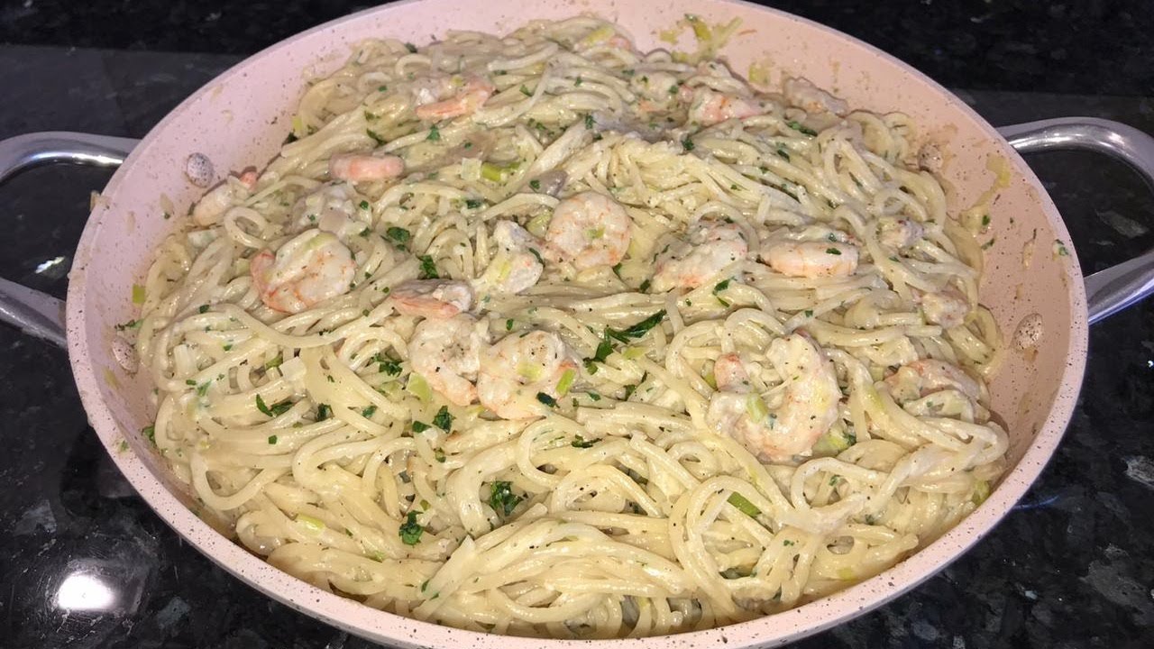 سباكيتي بالصلصة البيضاء و القيمرون من الذِّ ما يكون