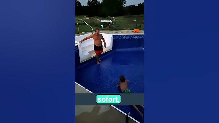 Vater ignoriert seinen Sohn, der scheinbar unter Wasser feststeckt
