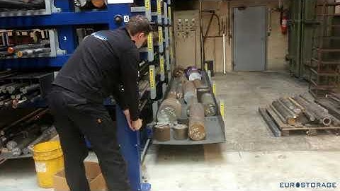 Bar storage rack with extendable drawers