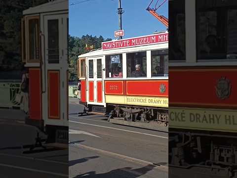 Stary retro tramwaj na moście w Pradze #praha #czech #tram #summer #retro #city #shorts #bridge
