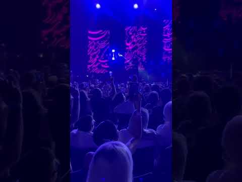 کنسرت دوبی داریوش ترانه چشم من فراتر از یک اجرا یک سفر به خاطرات