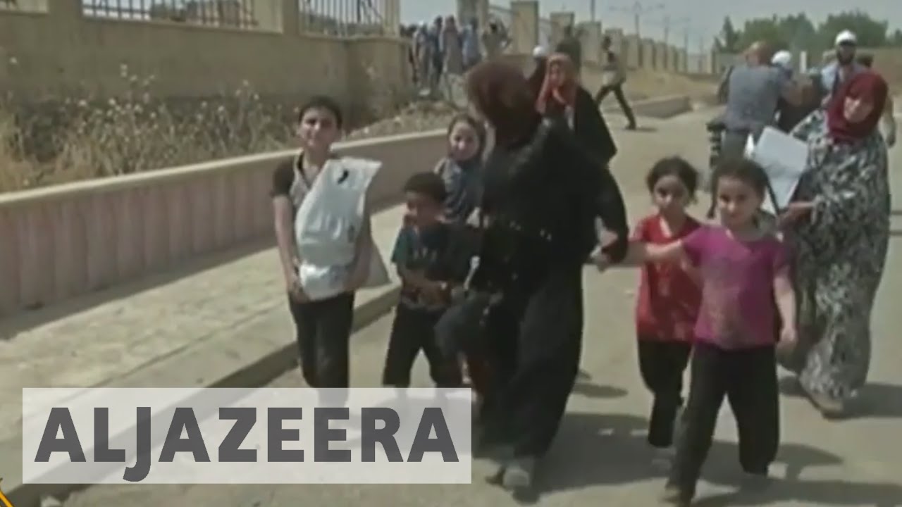 مدنيون يفرون من آخر معقل لتنظيم داعش في المدينة القديمة بالموصل
