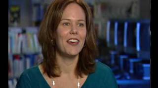 Teacher helps students improve reading comprehension