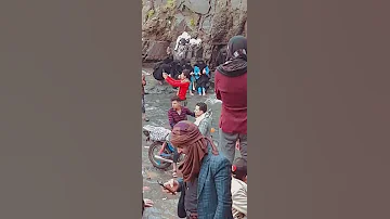 شاهد بنات في شلال المشنه يسبحين مع العيال 