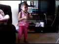 3 year old girl dancing- Ella quiere cualto :)