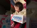 わんわんのおもちゃ貰って喜ぶあおちゃん