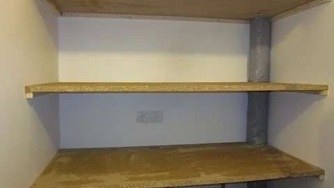 Comment fixer une planche verticale dans un placard ?