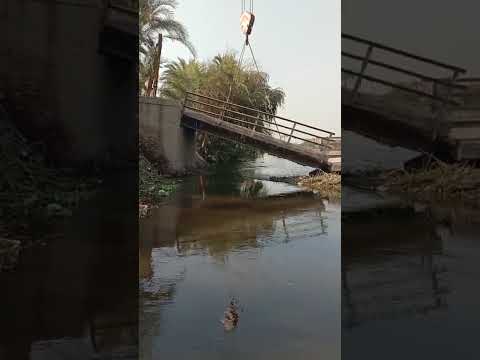 انهيار كوبري مشاة العتامنة بسوهاج لحظة الإزالة بعد سقوطه في الترعة