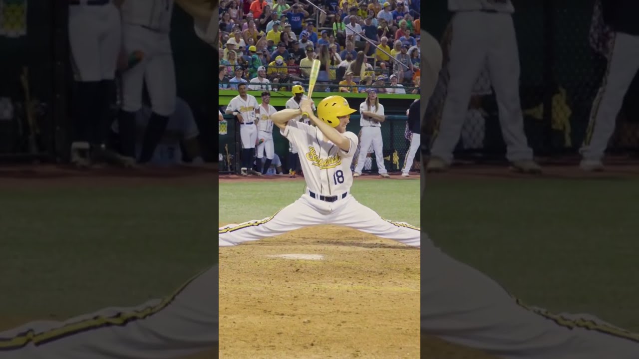 Player Does Full SPLIT During At Bat