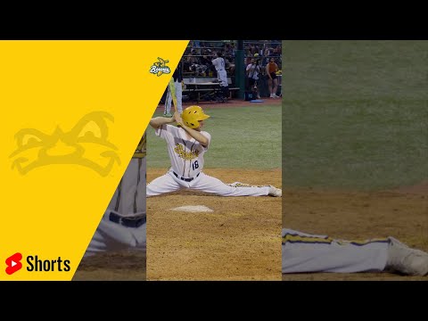 Player Does Full SPLIT During at Bat