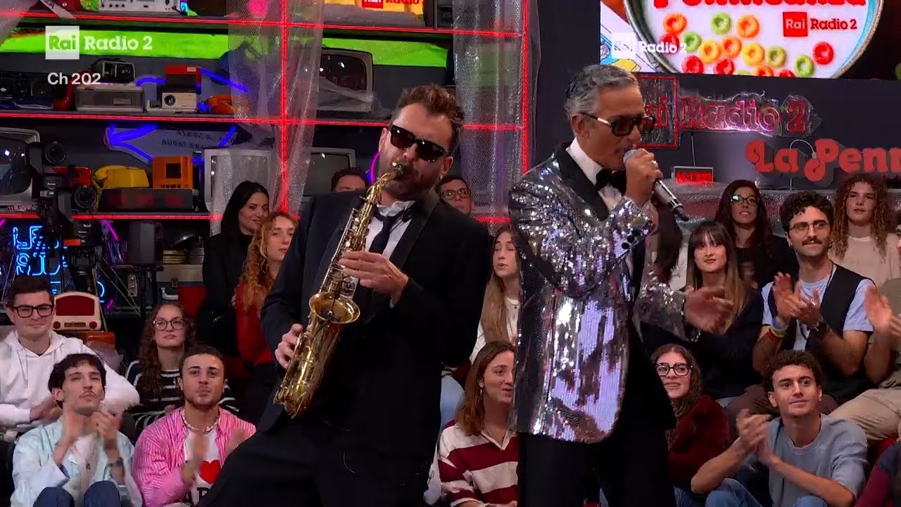 Cesare Cremonini e Fiorello cantano 