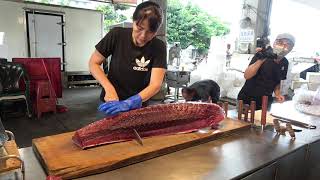 ผู้เชี่ยวชาญด้านการตัดปลาทูน่าสตรีชาวไต้หวันและการแสดงการตัดปลาทูน่าครีบน้ำเงิน