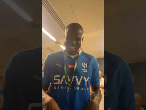 لاعب الهلال كوليبالي بعد تحقيق الهلال أغلى الكؤوس كأس خادم الحرمين الشريفين