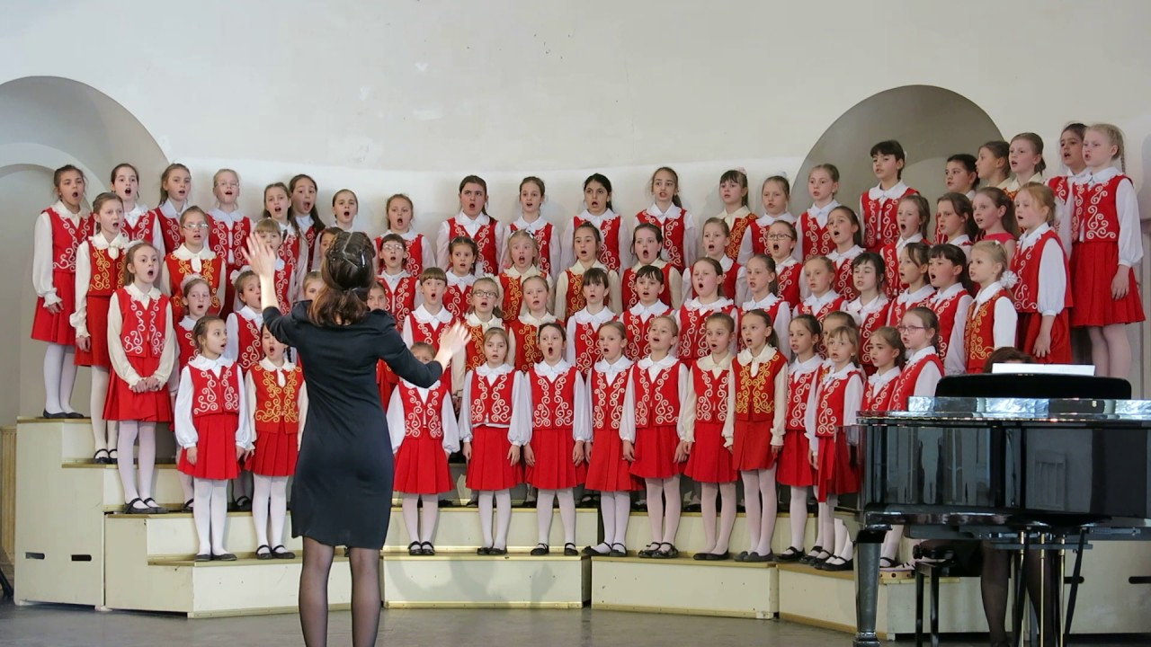 Детская хоровая студия "Искра" - Заря лениво догорает (дирижирует ...