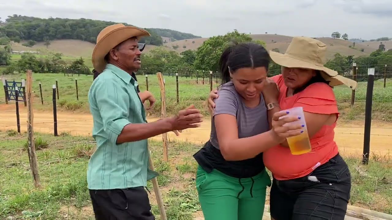 Patrão Pega suas funcionária bebendo no trabalho e fez uma coisa horrível com elas 