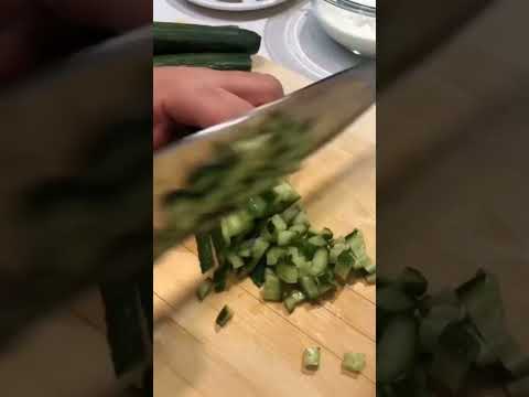 سلطة الخيار باللبن الزبادي