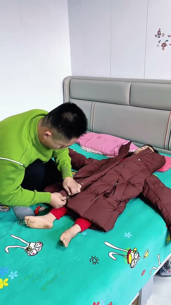 儿子晚上睡觉总爱踢被子，还是爸爸有办法！#Cute baby#Cute#呆萌小米宝#聪明宝宝#萌娃