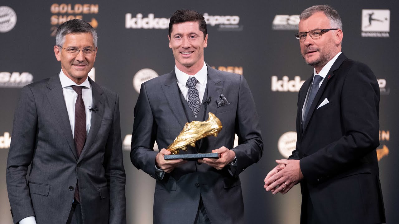 Verleihung des Golden Shoe 2021 an Torjäger Robert Lewandowski