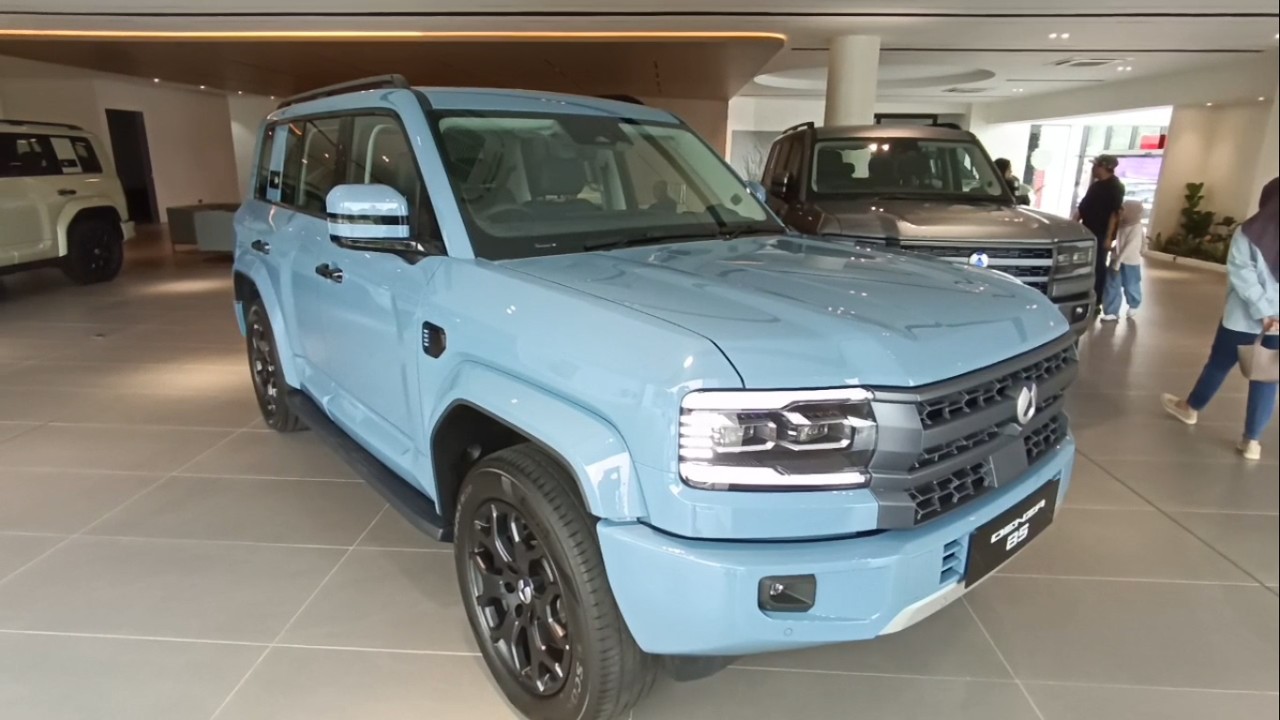 Denza B5 Leopard Glacier Blue AWD DMO PHEV 1.5T eCVT (FCB Bao 5) walkaround (Brunei)