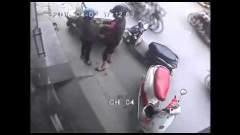 Đàn bà đi ăn trộm, cạy cốp xe trong tích tắc.