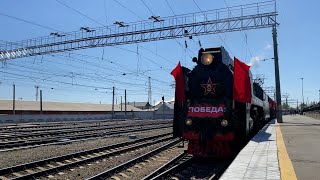 Челябинск: На железнодорожном вокзале встретили "Поезд Победы", и артисты выступили для ветеранов