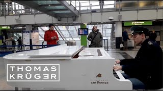 Video thumbnail of "Volkspolizist spielt crazy Piano Medley mit DDR & Ostrock Songs in Uniform – Thomas Krüger"