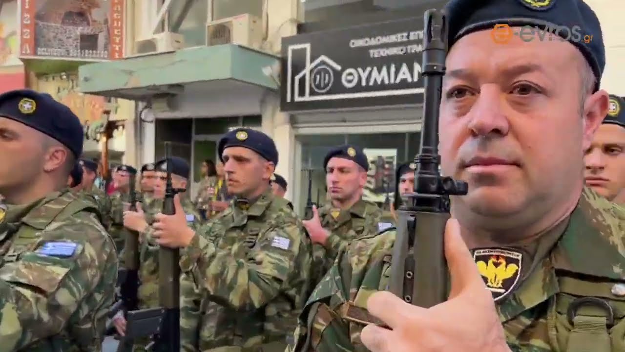 Live: Εθνικός ύμνος και αποκάλυψη των σημαιών των μονάδων της Μεραρχίας.