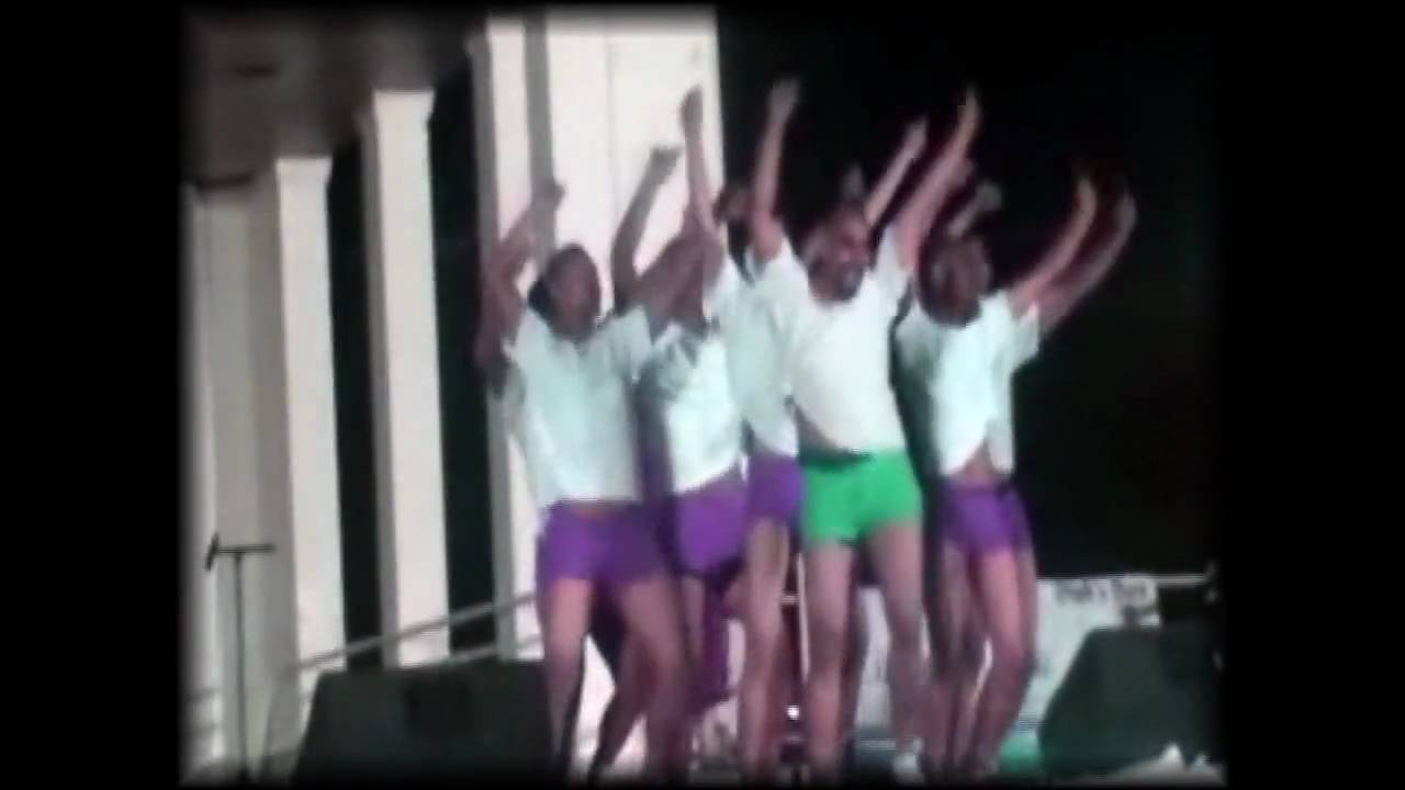 Polynesian Dancers very funny - Delirious