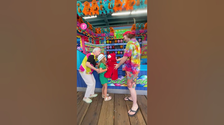 Silent Hero 🧸 Stranger Helps Girl Win Carnival Prize #kindness #carnival #shorts